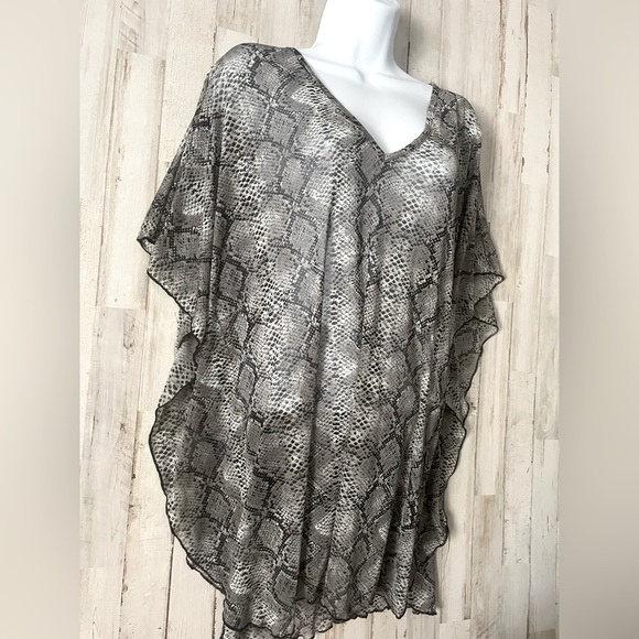 Jordan Taylor Snakeskin Coverup Size Small
Swim Summer Oversized - Picture 2 of 6